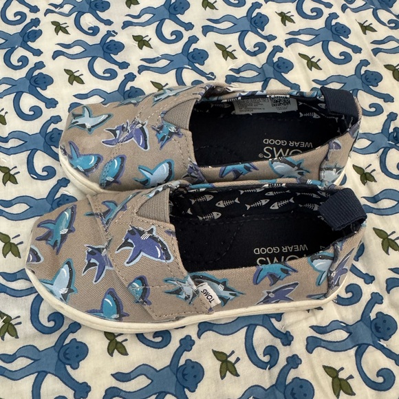 TOMS Shark Toddler Boy Shoes Size 7 GUC - Picture 1 of 5